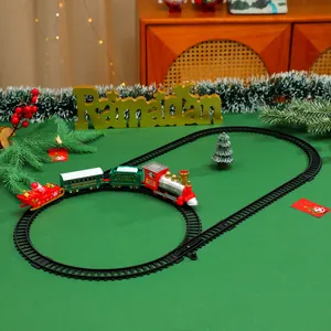 Detailansicht des montierten Weihnachts-Spielzeugzug-Sets mit Schienen auf grünem Grund