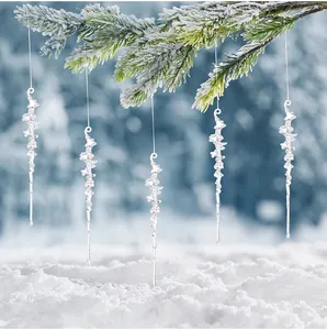 Lot de 5 décorations de stalactites en acrylique suspendues à une branche de sapin enneigée