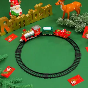 Detailansicht einer weihnachtlichen elektrischen Eisenbahn mit Schienen und Weihnachtsmann