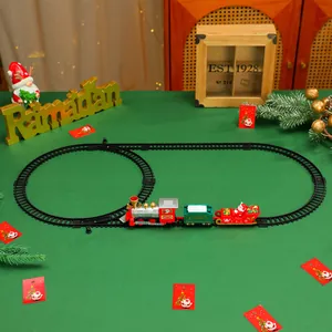 Weihnachtliches Spielzeugzug-Set mit Schienen und festlicher Tischdekoration