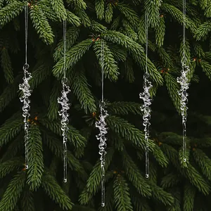 Vue détaillée de 5 ornements de glaçons en acrylique transparent sur un sapin de Noël