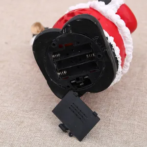 Detailansicht des Batteriefachs und Schalters einer musikalischen Santa-Figur