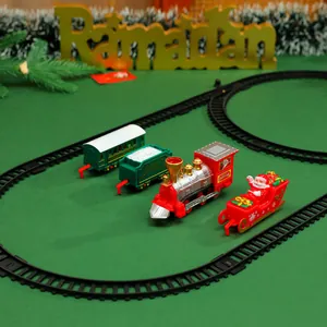 Nahaufnahme eines festlichen Weihnachtszug-Sets mit Weihnachtsmann auf Gleisen