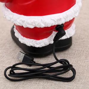 Detail des USB-Stromkabels und Anschlusses an einer Weihnachtsmann-Figur