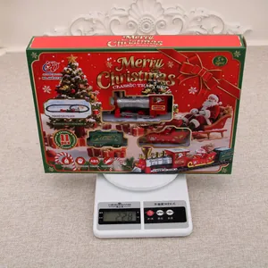 Verpackung des Weihnachts-Spielzeugzug-Sets auf einer Waage mit 228 Gramm Gewicht