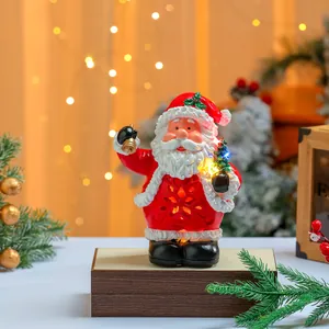 Detailansicht eines leuchtenden Weihnachtsmanns aus Harz mit Musik für die Weihnachtsdeko.
