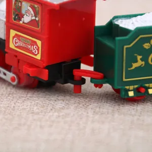 Detailansicht der Kupplung eines rot-grünen Weihnachtszugs für Kinderdekoration