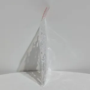 Vue de côté de 5 pièces de suspensions glaçons de Noël en acrylique dans un sachet zippé