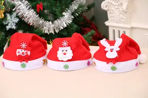 Drei niedliche Kinder-Weihnachtsmützen mit Schneemann-, Weihnachtsmann- und Rentier-Motiv