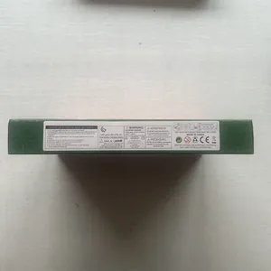 Rückseite der Spielzeugzugverpackung mit Batteriehinweisen und Sicherheitshinweisen