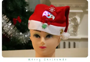Detailansicht der Kinder-Weihnachtsmütze mit LED-Schneemann-Motiv auf einer Schaufensterpuppe