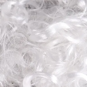 Primo piano macro di fibre sintetiche bianche ricce per barba di Babbo Natale