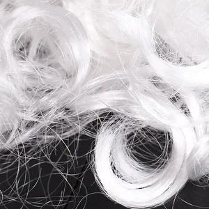 Dettaglio macro della trama delle fibre sintetiche bianche ricce per la barba di Babbo Natale