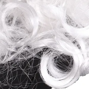 Dettaglio ravvicinato di fibre sintetiche bianche ricce per la barba di Babbo Natale costume