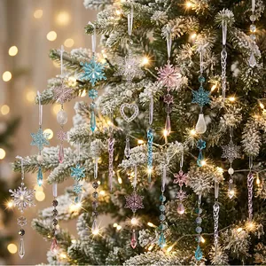 Transparente Acryl Schneeflocken und Eiszapfen hängen an einem beleuchteten Weihnachtsbaum