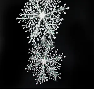 Primer plano de copos de nieve 3D de alambre blanco para decoración navideña