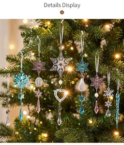 Verschiedene Acryl-Weihnachtsflocken- und Eiszapfenanhänger an einem beleuchteten Baum