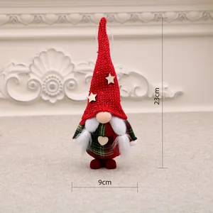 Detailansicht der Größe eines 23 cm hohen Weihnachtsgnom-Ornaments mit roter Mütze