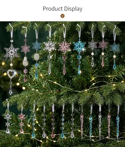 Transparente Acryl-Schneeflocken- und Eiszapfen-Ornamente an einem beleuchteten Weihnachtsbaum