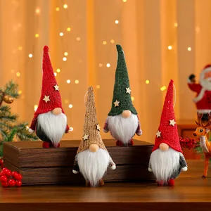 Nahaufnahme von 4 Weihnachtsgnom-Anhängern mit Strickmützen und weißen Bärten.