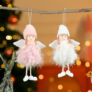 Detailansicht von rosa und weißen Plüsch-Engelsfiguren für den Weihnachtsbaum