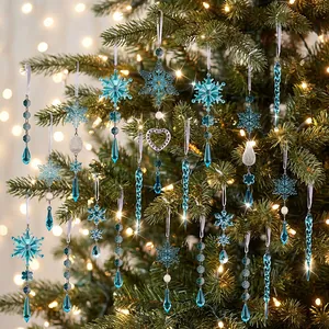 Detailansicht von blauen Acryl-Eiszapfen und Schneeflocken an einem Weihnachtsbaum