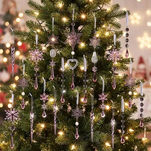 Detailansicht von rosa Acryl Schneeflocken und Eiszapfen an einem leuchtenden Christbaum