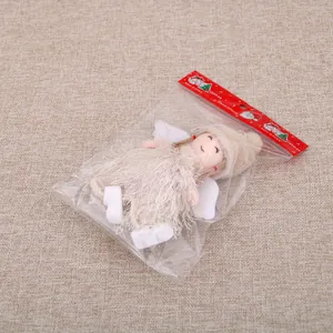 Detailansicht eines Plüsch-Engels als Weihnachtsbaumschmuck in seiner roten Originalverpackung.
