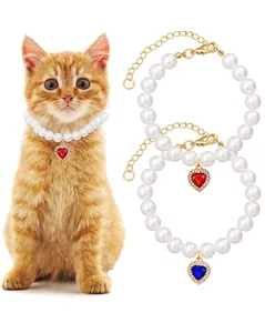 Vista dettagliata di eleganti collari di perle per gatti con ciondoli a cuore di strass