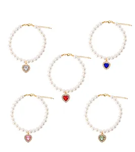 Selezione di collari in perle per animali con ciondoli a cuore con strass in cinque colori