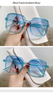 Gedetailleerde close-up van een trendy blauwe zonnebril met blauwe verloopglazen