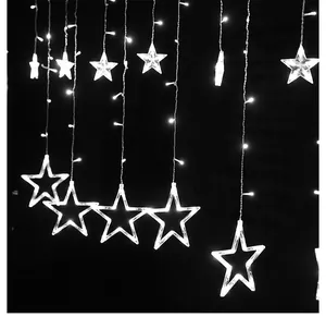 Dettaglio delle tende luminose a LED a forma di stella per decorazioni natalizie.