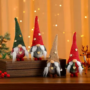 Detailansicht von vier bunten handgefertigten Weihnachtsgnom-Ornamenten mit Mützen