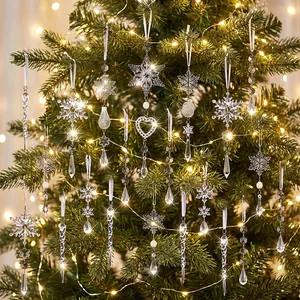 Klare Acryl-Weihnachtsbaum-Anhänger mit Schneeflocken und Eiszapfen am beleuchteten Baum.