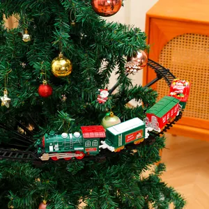 Detail der elektrischen Weihnachtsbahn mit Licht und Sound auf der Baumspur drehend