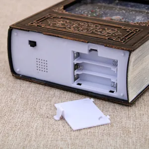 Vista dettagliata del vano per tre batterie AAA sul retro del carillon a forma di libro.