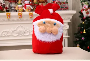Gros plan d'un grand sac-cadeau en peluche Père Noël avec barbe blanche
