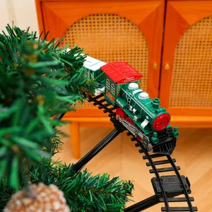 Actionfoto eines elektrischen Weihnachtszugs, der einen Baum mit Licht- und Soundeffekten umkreist