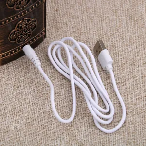 Dettaglio del cavo di ricarica USB a DC bianco per carillon e decorazioni casa
