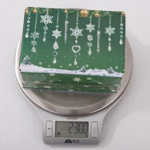 Gewichtsanzeige der Box mit Weihnachts-Acryl-Anhängern auf der Waage, 230g