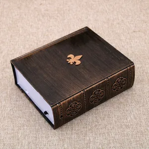 Dettaglio carillon stile libro vintage con finitura in bronzo antico e interruttore.