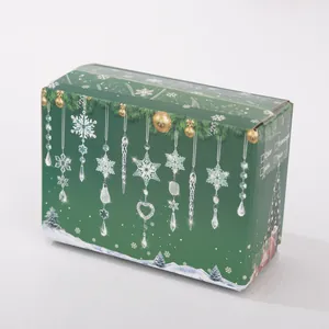 Nahaufnahme einer grünen Weihnachtsbox mit Schneeflocken und Eiszapfen-Motiven.