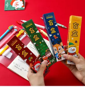 Gros plan de quatre coffrets de papeterie de Noël colorés avec des motifs festifs