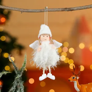 Nahaufnahme eines weißen Plüschengel-Anhängers für den Weihnachtsbaum an einem Zweig