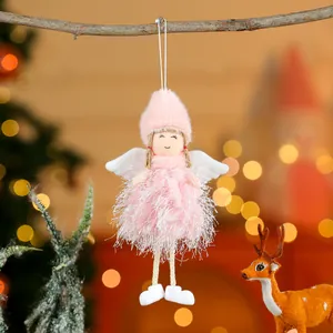 Nahaufnahme eines rosa Plüsch-Engel-Puppenanhängers für die weihnachtliche Baumdekoration zu Hause.