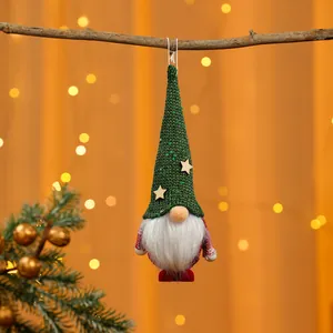 Handgemachter Weihnachtsgnom-Anhänger mit grüner Strickmütze und goldenen Stern-Pailletten