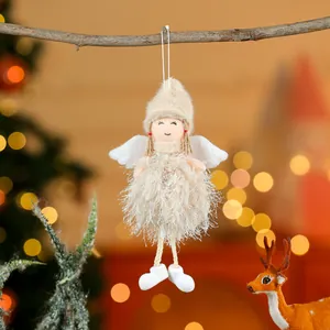Detailansicht eines flauschigen Engelsanhängers mit Flügeln für die Weihnachtsdeko