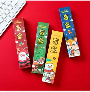 Vue détaillée de quatre boîtes mystères de Noël festives avec des personnages mignons