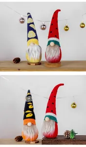 Vue détaillée de gnomes faits main sur le thème des fruits avec bonnets et barbes blanches