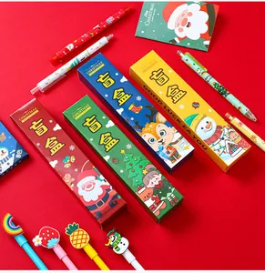 Gros plan de boîtes surprises de Noël et stylos fantaisie pour cadeaux de fête d'enfants